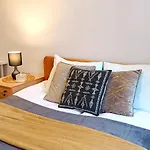 Cozy & Bright With Park Nearby - Free Parking, Riga, Up To 5 Guests Рига